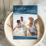 Marine Blue Geo Script | Hanukkah-Foto Feiertagskarte<br><div class="desc">Teilen Sie Hanukkah-Grüße mit Freunden und Familie mit unserer eleganten und modernen Hanukkah-Fotokarte,  mit Ihrem bevorzugten vertikalen oder quadratischen Foto. Überschneidende Bänder aus tiefblauem Meer schmücken den oberen und unteren Teil der Karte,  mit "Happy Hanukkah" in modernem handgeschriebenem Stil Typografie. Personalisieren Sie mit Ihrem Familiennamen oder Ihren persönlichen Gruß.</div>