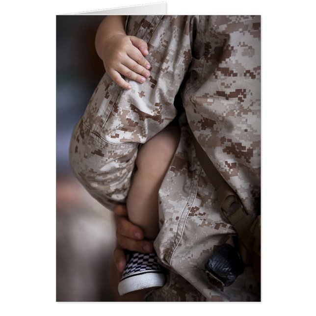 Marine Holding a Child (Vorne)