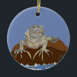 Marine Iguana auf dem Felsen mit Hermit Crab Keramikornament<br><div class="desc">Dieses ungewöhnliche Design hat eine Marine Iguana,  sitzend auf einem Felsen,  mit einer Hermit Krabbe. Die Hintergrundfarbe kann für verschiedene Effekte geändert werden.</div>