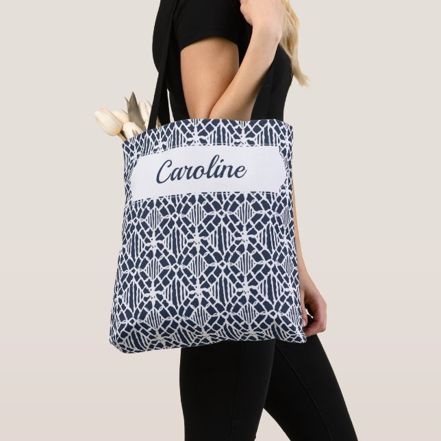 Marine mit weißem Crochet Lace Muster (Von Nahem)