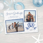 Marine Seen & Greetings Beach Weihnachten 2 Foto<br><div class="desc">Dieser Strand inspiriert Weihnachtskarte verfügt über zwei gerahmte Fotos,  ein weißer Sand Dollar und 2 weiße Seesterne auf marineblau Koralle,  und "Seas & Greetings" in einem angesagten handschriftlichen Schriftart.</div>