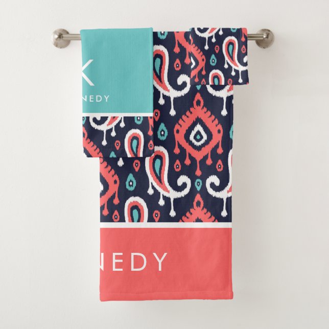 Marine und Coral Ikat Paisley Monogram Badhandtuch Set (Insitu)