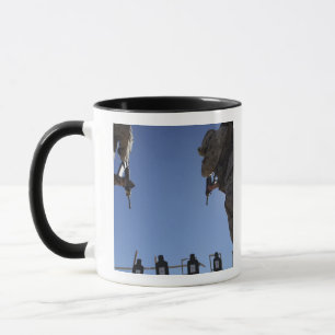 Marineänderungszeitschriften inmitten der Zündun Tasse