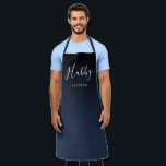 Marineblau, personalisierte Hubby Schürze<br><div class="desc">Modernes Hubby-Skript und Namensdesign in Schwarz,  Marineblau und Weiß,  einfach und einzigartig. Große personalisierte Geschenke oder Jubiläumsgeschenke.</div>