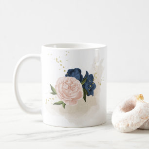 marineblaue und rosafarbene Blumen Grünelemente Kaffeetasse