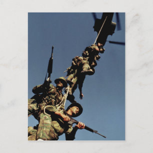 Marines auf einem SPIE-RIG. ein Seilgerät, das Postkarte