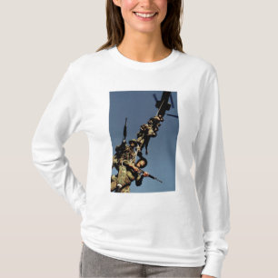 Marines auf einem SPIE-RIG. ein Seilgerät, das T-Shirt