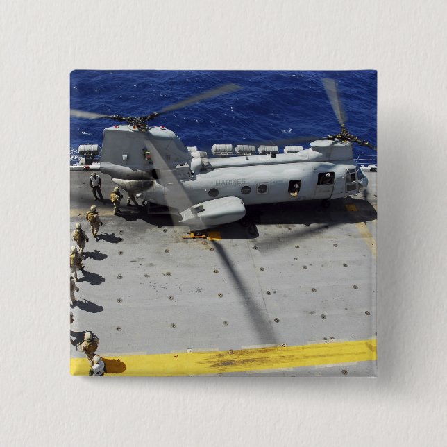 Marines besteigen einen CH-46E Sea Knight Hubschra Button (Vorderseite)