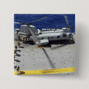 Marines besteigen einen CH-46E Sea Knight Hubschra Button