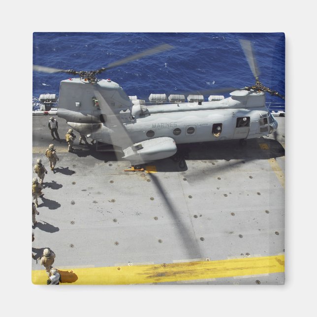Marines besteigen einen CH-46E Sea Knight Hubschra Magnet (Vorne)