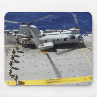 Marines besteigen einen CH-46E Sea Knight Hubschra Mousepad