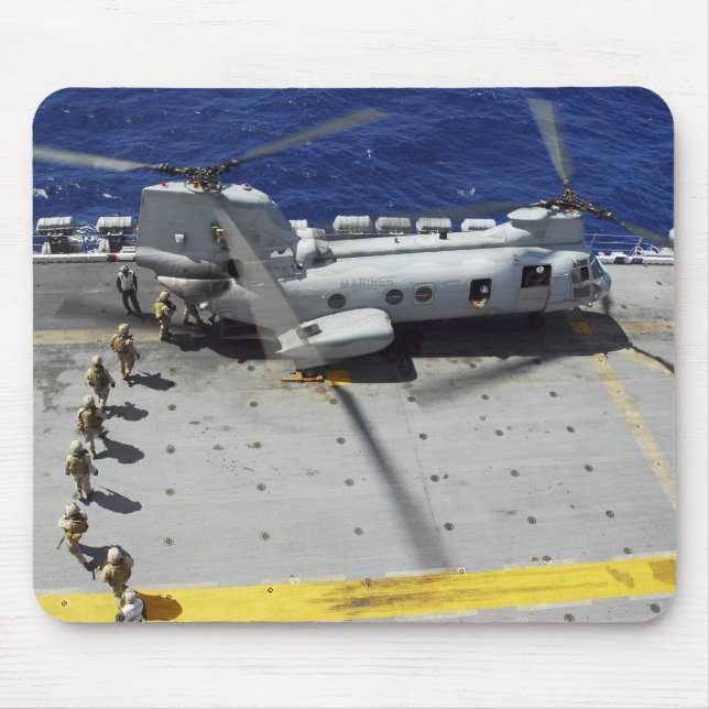 Marines besteigen einen CH-46E Sea Knight Hubschra Mousepad (Vorne)