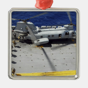 Marines besteigen einen CH-46E Sea Knight Hubschra Ornament Aus Metall