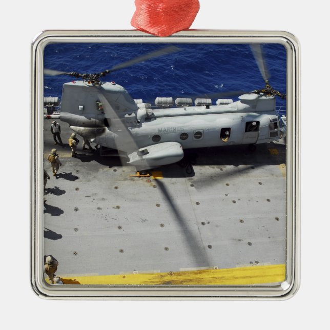 Marines besteigen einen CH-46E Sea Knight Hubschra Ornament Aus Metall (Vorne)