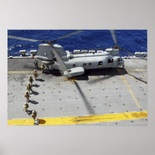 Marines besteigen einen CH-46E Sea Knight Hubschra Poster