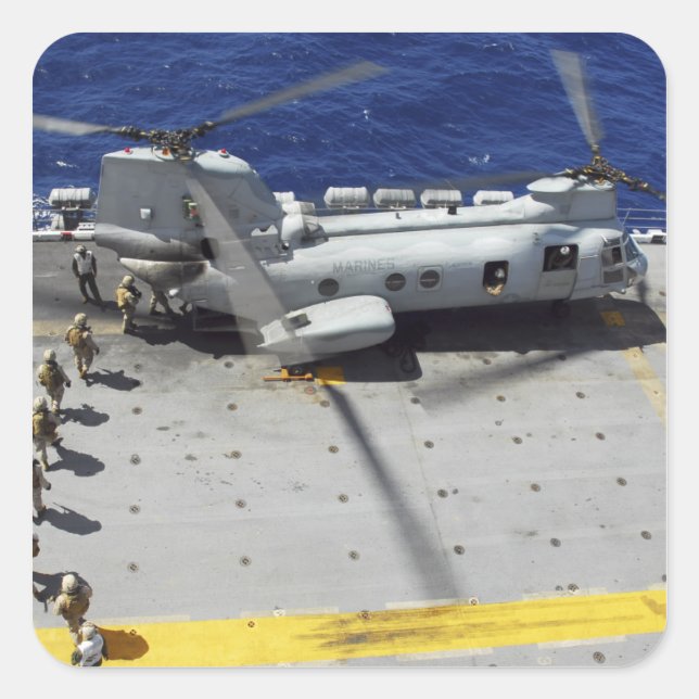 Marines besteigen einen CH-46E Sea Knight Hubschra Quadratischer Aufkleber (Vorderseite)