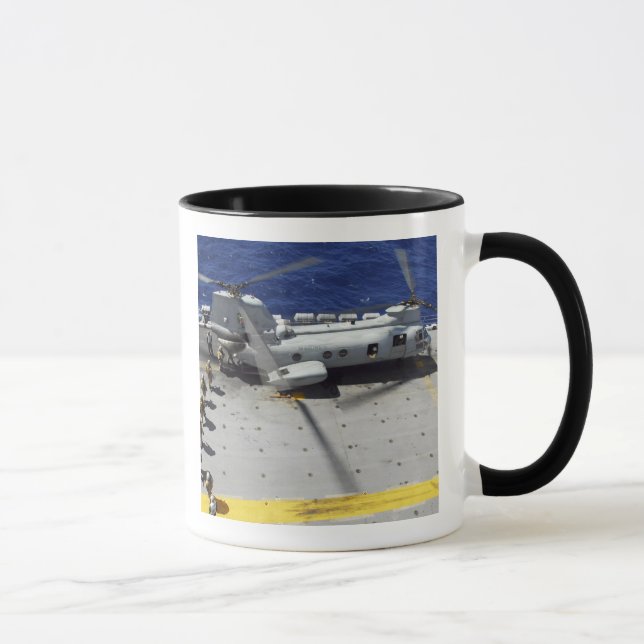 Marines besteigen einen CH-46E Sea Knight Hubschra Tasse (Rechts)