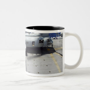 Marines besteigen einen CH-46E Sea Knight Hubschra Zweifarbige Tasse