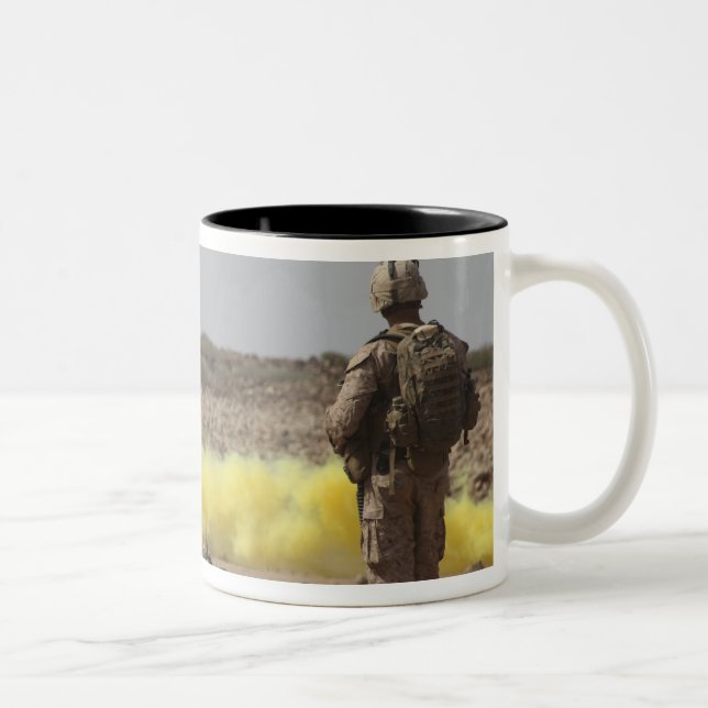 Marines bieten Sicherheit Zweifarbige Tasse (Rechts)