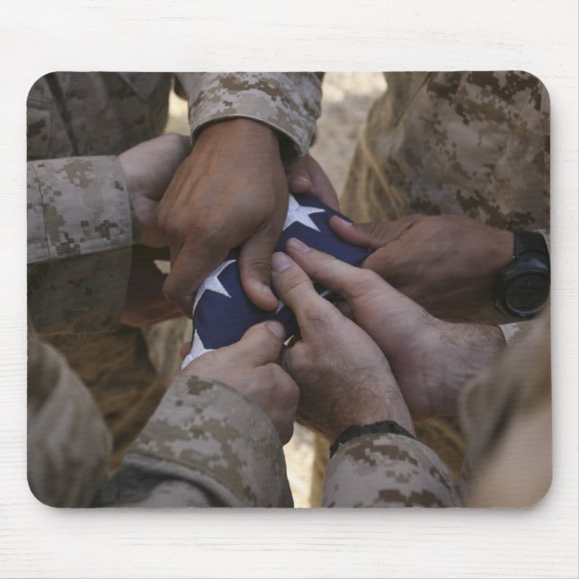 Marines falten eine amerikanische Flagge Mousepad (Vorne)