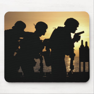 Marines feuern 9mm Handfeuerwaffen Mousepad