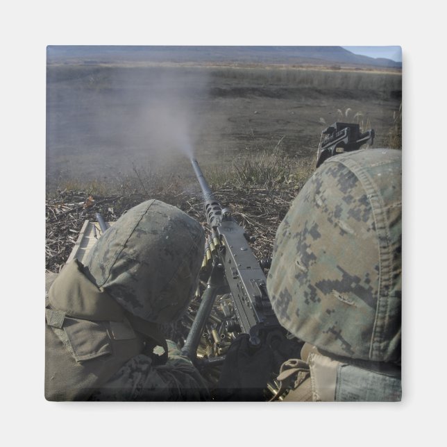 Marines feuern ein Maschinengewehr vom Typ M2 50 Magnet (Vorne)