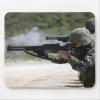 Marines feuern Schusswaffen