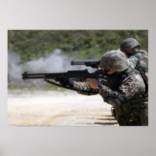 Marines feuern Schusswaffen Poster
