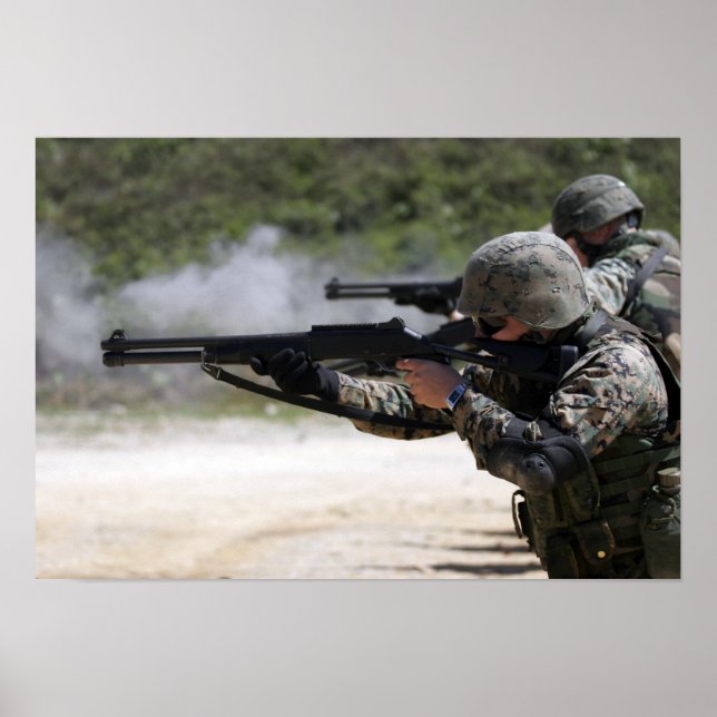 Marines feuern Schusswaffen Poster (Vorne)