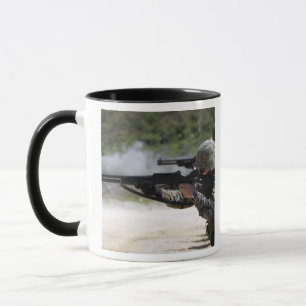 Marines feuern Schusswaffen Tasse
