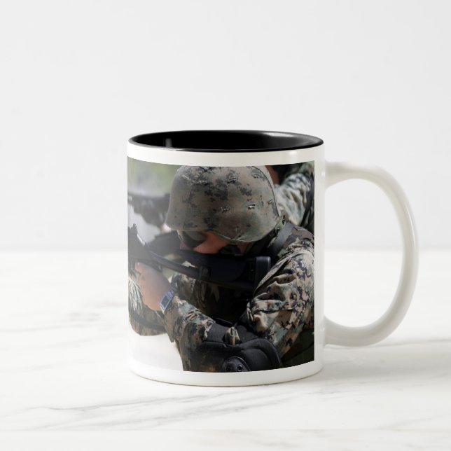Marines feuern Schusswaffen Zweifarbige Tasse (Rechts)