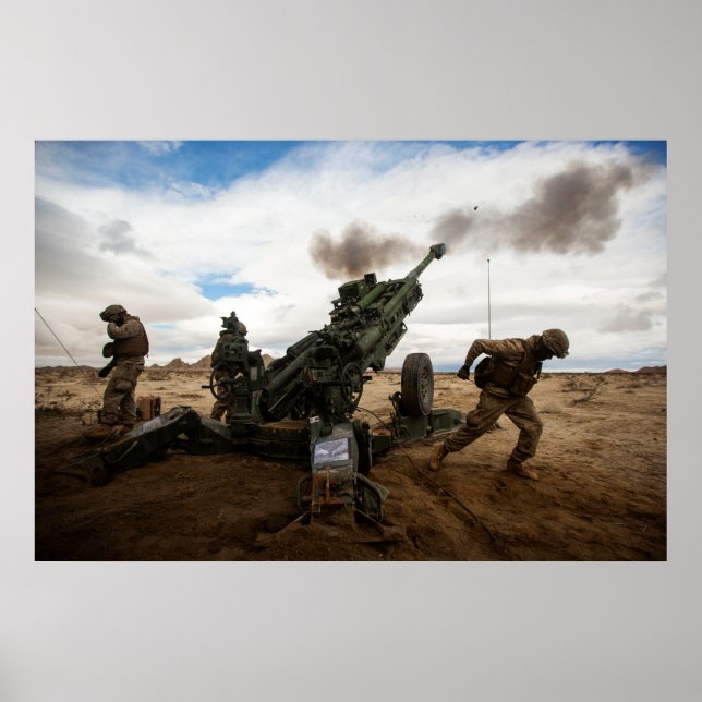 Marines Fire a M777-A2 Howitzer Poster (Vorne)
