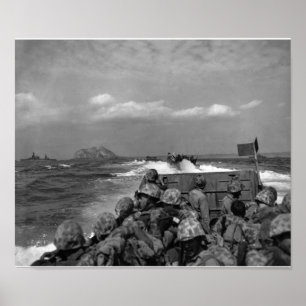 Marines nähern sich Iwo Jima - WW2 - 1945 Poster
