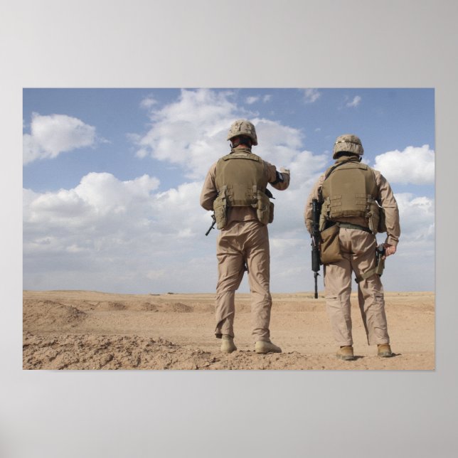 Marines scannen den Horizont für aufständische Akt Poster (Vorne)