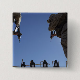 Marines wechseln Zeitschriften inmitten der Entlas Button