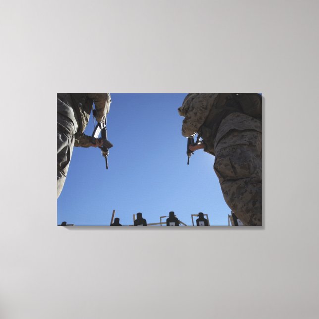 Marines wechseln Zeitschriften inmitten der Entlas Leinwanddruck (Vorderseite)