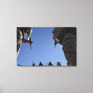 Marines wechseln Zeitschriften inmitten der Entlas Leinwanddruck