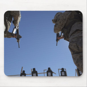 Marines wechseln Zeitschriften inmitten der Entlas Mousepad