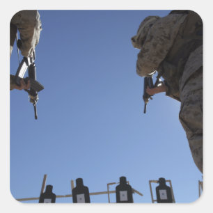 Marines wechseln Zeitschriften inmitten der Entlas Quadratischer Aufkleber