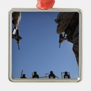 Marines wechseln Zeitschriften inmitten der Entlas Silbernes Ornament