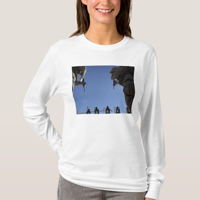 Marines wechseln Zeitschriften inmitten der Entlas T-Shirt (Vorderseite)