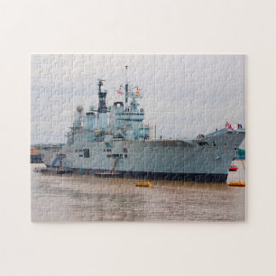 Marineschiffe Touristenattraktionen an der Themse. Puzzle