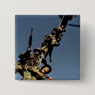 Marinesoldaten auf einer SPIE ANLAGE. ein Button