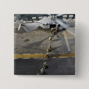 Marinesoldaten bereiten vor sich, ein MH-60S zu Button