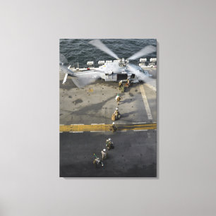 Marinesoldaten bereiten vor sich, ein MH-60S zu Leinwanddruck