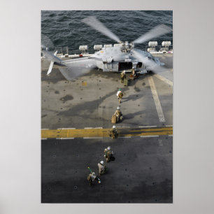 Marinesoldaten bereiten vor sich, ein MH-60S zu Poster