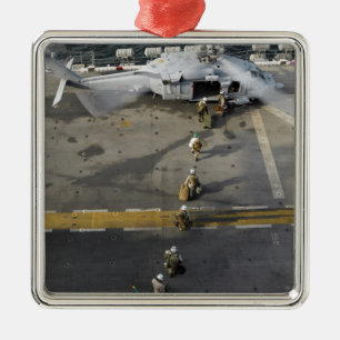 Marinesoldaten bereiten vor sich, ein MH-60S zu Silbernes Ornament