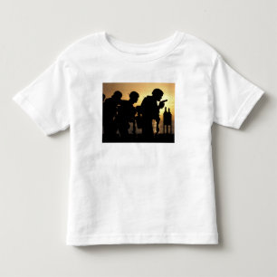 Marinesoldaten feuern 9mm Pistolen ab Kleinkind T-shirt