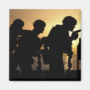 Marinesoldaten feuern 9mm Pistolen ab Magnet