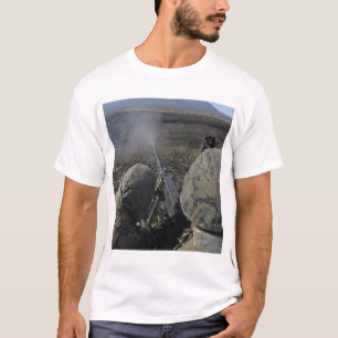 Marinesoldaten feuern ein Kaliber-Maschinengewehr T-Shirt